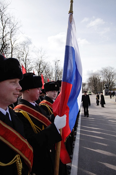 «И снова победа»: возложение венков и цветов на мемориале 1200 воинам-гвардейцам 