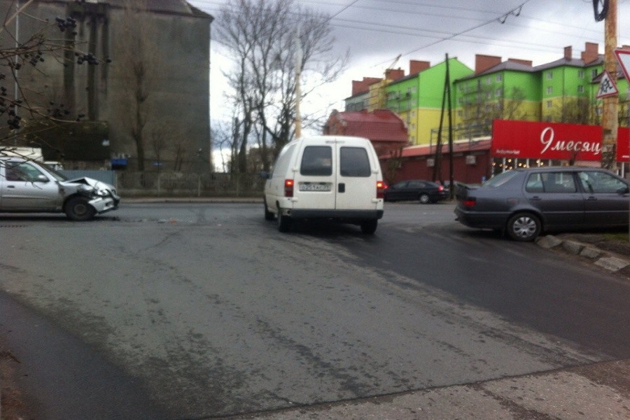 В Калининграде столкнулись две иномарки (фото)