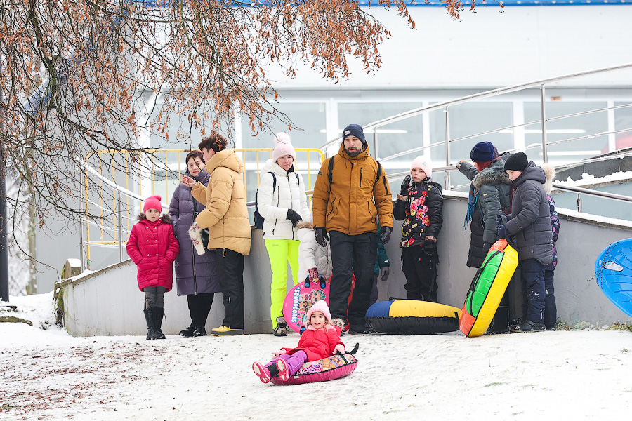 Полет на санках: как в Центральном парке Калининграда с горки катаются (фото)
