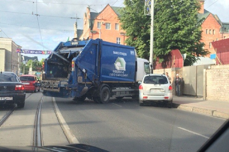 В центре Калининграда иномарка столкнулась с мусоровозом (фото)