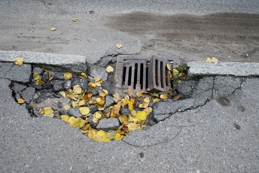 Жительница Славска, провалившаяся ногой в яму на дороге, требует от властей 500 тыс. руб.
