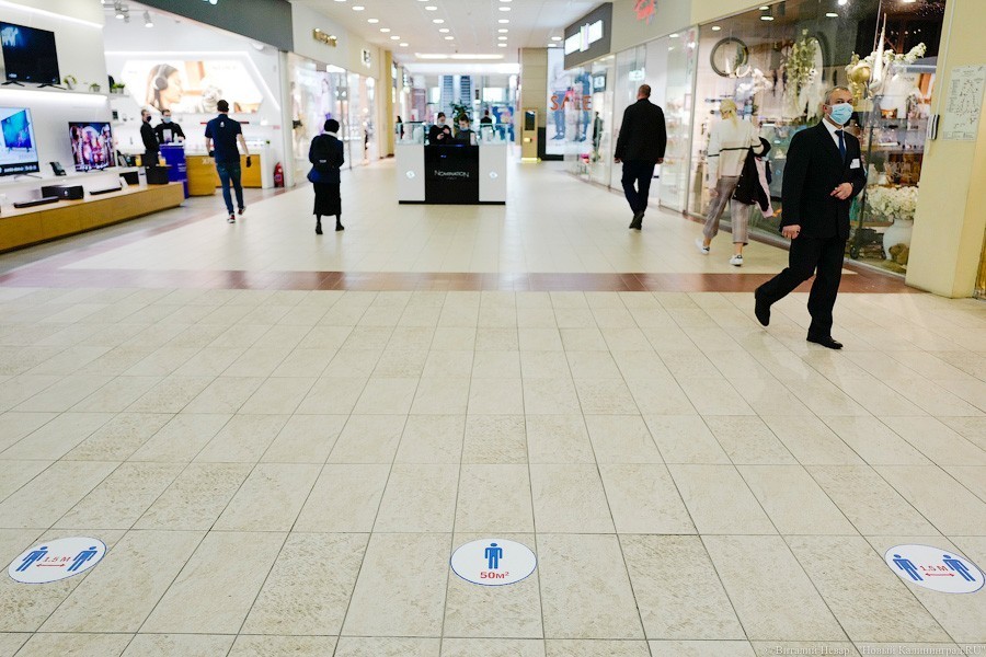 В масках и на дистанции: в Калининграде открылись торговые центры и парикмахерские