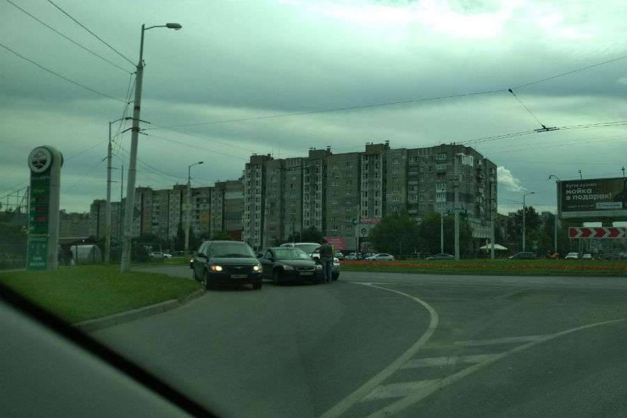 На ул. Горького образуется пробка из-за аварии на «кольце» (фото)