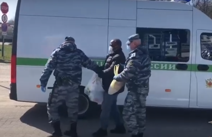 Из Калининградской области экстрадировали камерунца, которого искали более 10 лет (видео)
