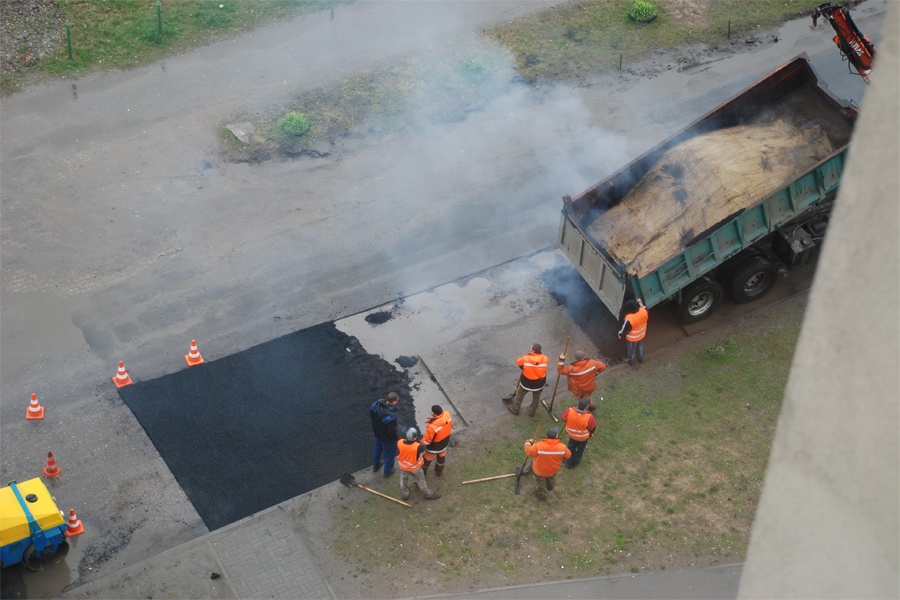 Подрядчика обязали переделать асфальт, уложенный в дождь (фото)