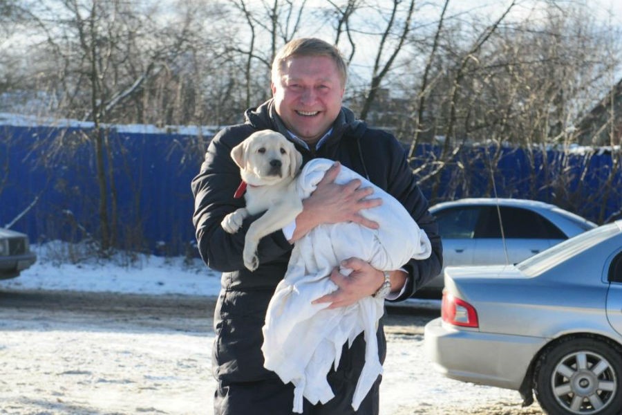 Вслед за президентом Ярошук начал дарить собак (фото)