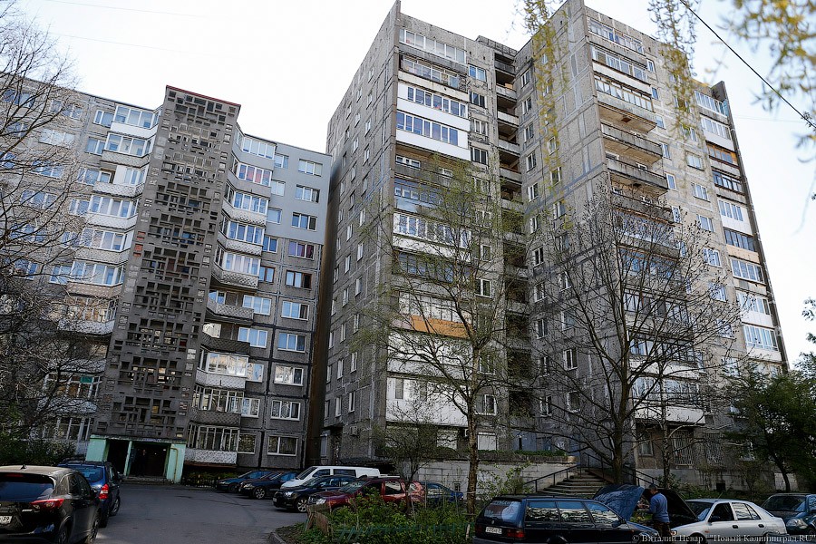 МЧС и скорая выезжали спасать повисшего в окне 9 этажа калининградца