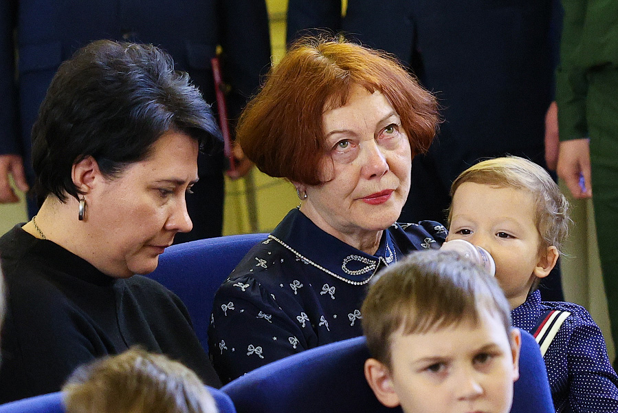 Был учителем, осталось трое детей: вдове контрактника из Гусева вручили золотую звезду (фото)