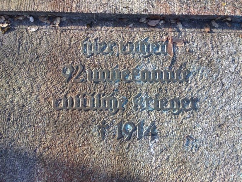 Неизвестные сломали памятник на могиле 92 русских воинов в Озёрском районе (фото)