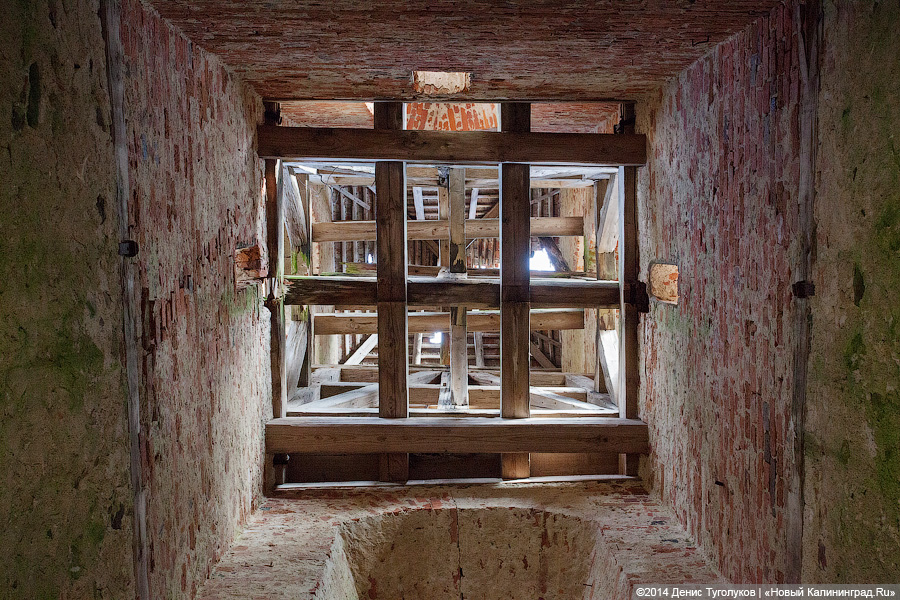 На крыше травка зеленеет: кирха начала XIX века в Перевалово покрывается плесенью и мхом