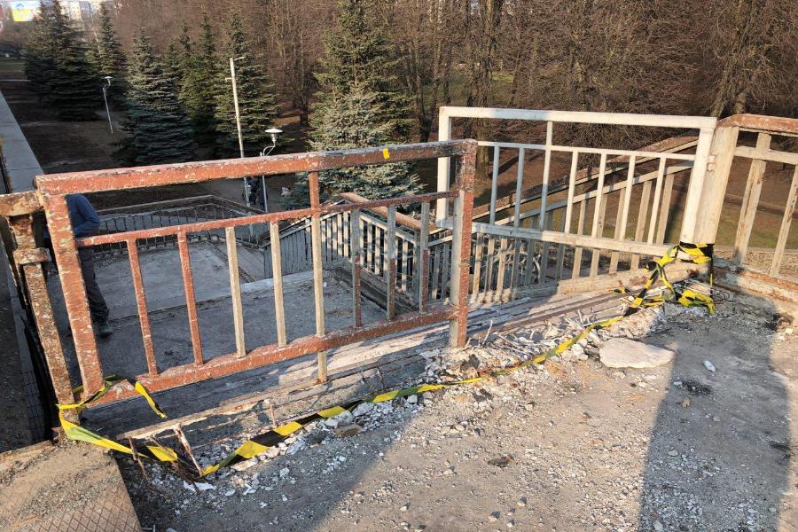 Власти Калининграда «организовали» ремонт спусков с эстакады на Ленинском