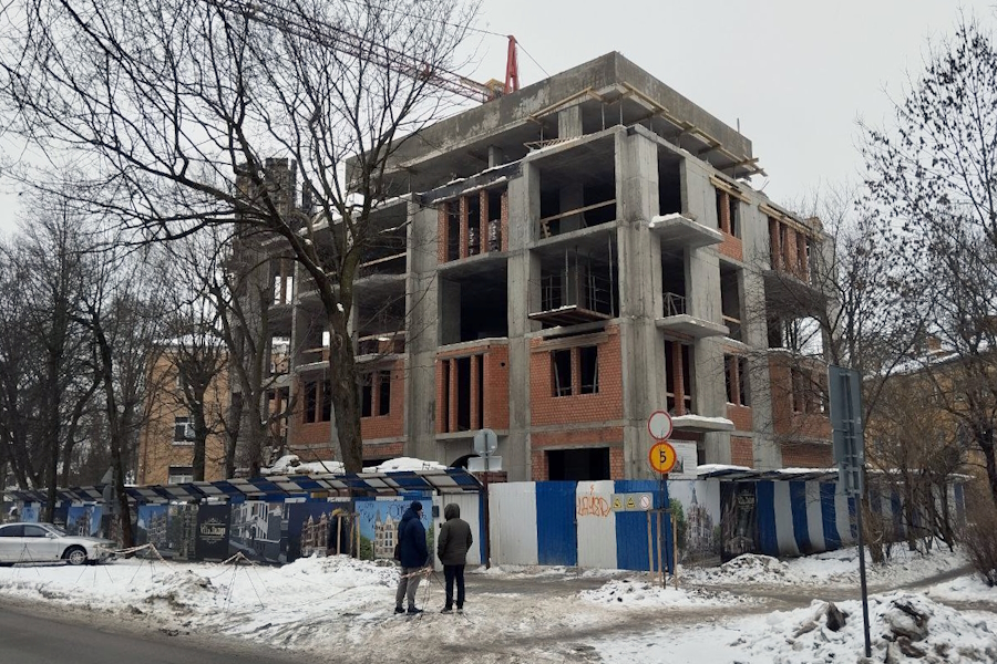 У скандального дома на проспекте Победы разрешили ещё одну вырубку деревьев