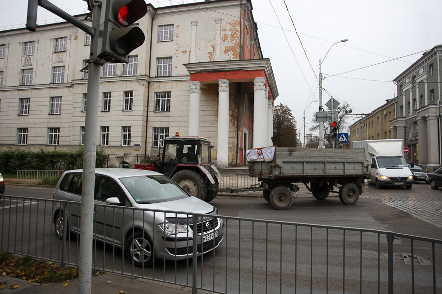Несчастливый перекресток: грузовики сносят ограждение у школы №14, где погибла девочка (фото)
