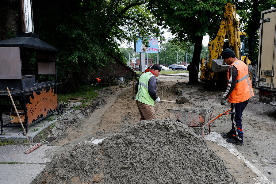 «Экватор» и «желтый глаз»: в Калининграде идет ремонт дорог и тротуаров 