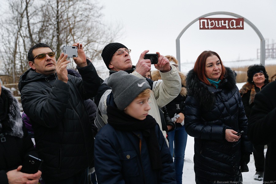 Одна на экскаватор: Ксения Собчак приехала в Калининград (фото)