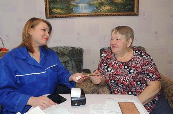 Калининградцы стали чаще оплачивать налоги и коммуналку почтальонам на дому