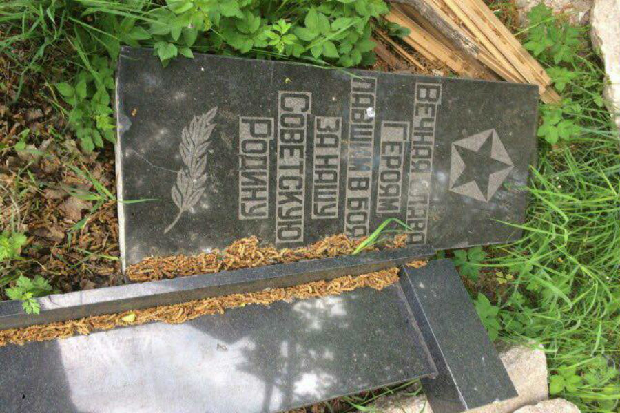 Полицию заинтересовали разбросанные у помойки мемориальные плиты 