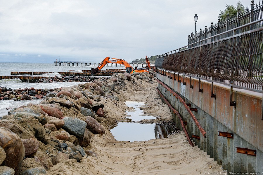 Время собирать камни: как восстанавливают берег у резиденции в Пионерском (фото)