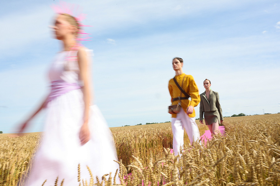 Один в поле — дизайнер: на Дне поля прошёл модный показ в колосьях (фото)