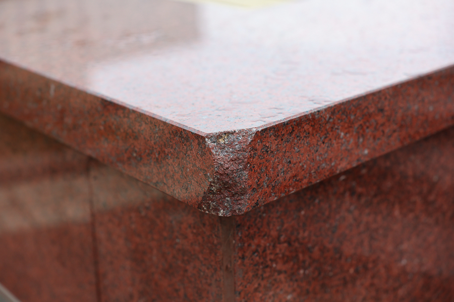 Дотянули до последнего: как выглядит площадь Победы после зимы (фото)