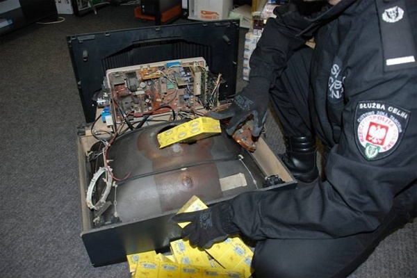 В надгробии и между вафлями: тайники сигаретных контрабандистов Польши (+фото)