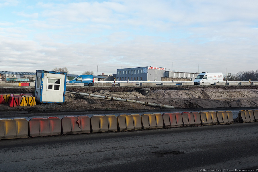 Наполовину открыто: путепровод на Московском начал пропускать автотраснпорт