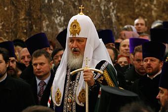 Цуканов подарил Патриарху янтарную церковную утварь