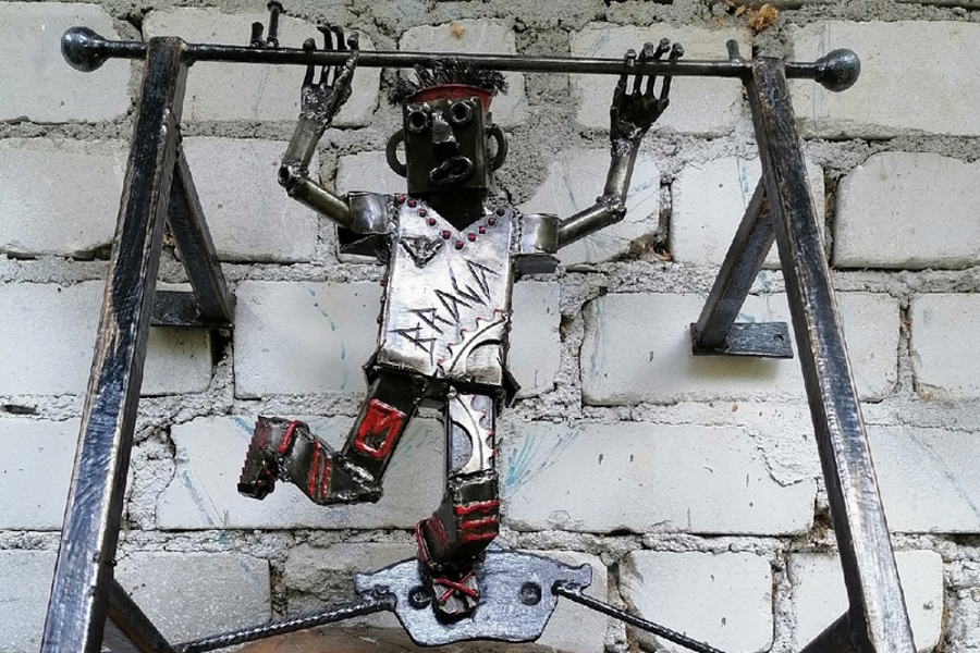 В Гвардейске на фасаде спортшколы появилась скульптура «Спортсмен-турникмен»