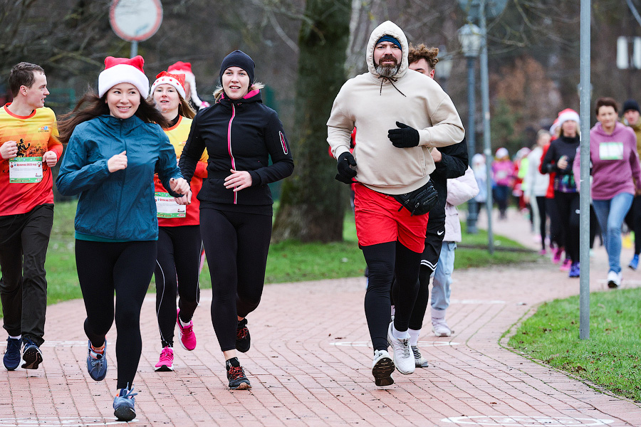 «Всем мира»: сторонники ЗОЖ пробежали по набережной Верхнего озера 2023 метра (фото)