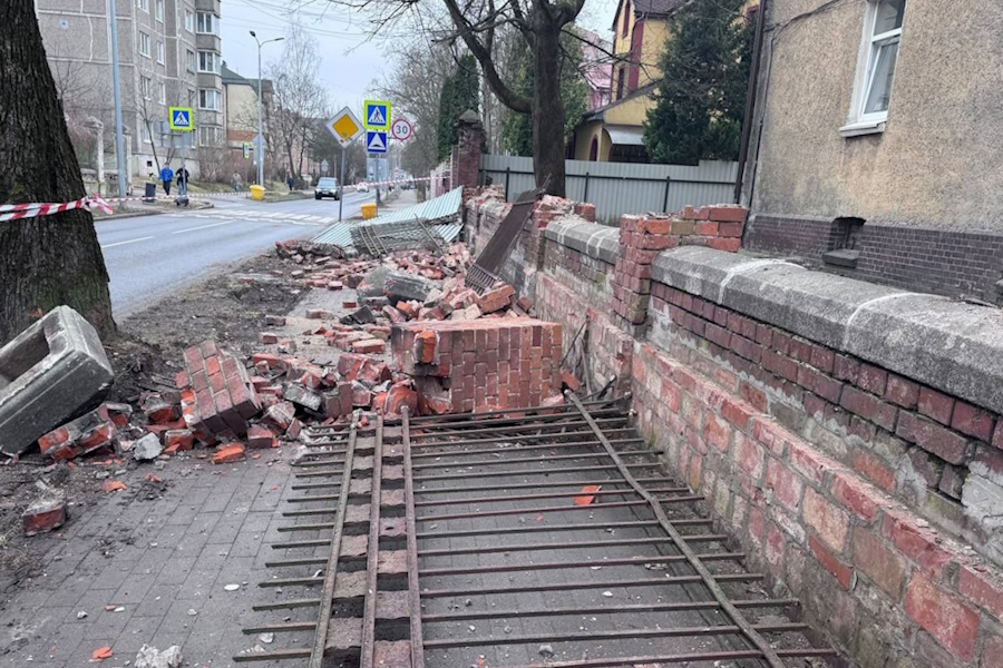 Очевидцы: на ул. Колхозной в Калининграде сносят столетние заборы (фото)