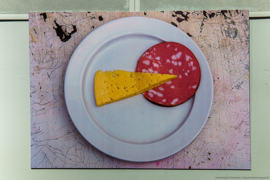 Хлеб, колбаса и «Синие носы»: в Калининграде открылся «Кухонный супрематизм» (фото)