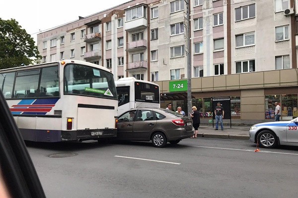 На Невского в результате ДТП легковушку зажало между двумя автобусами (фото)