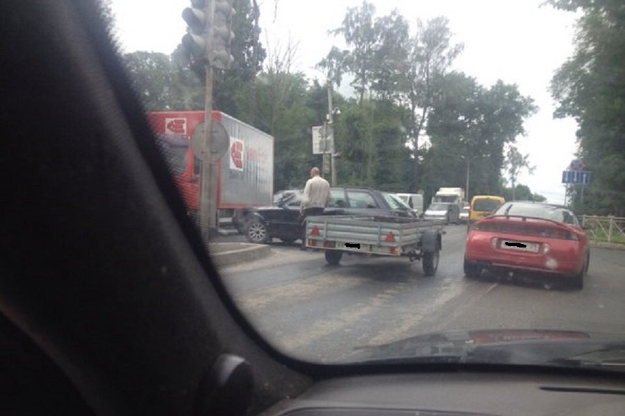 Из-за ДТП в Гурьевске затруднен проезд по главной дороге в обе стороны (фото)