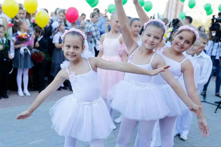 В окружении странных зверей: первая линейка в новой гимназии с первыми лицами