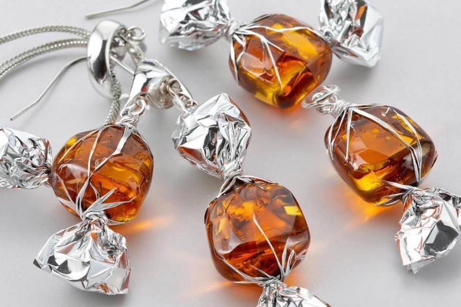 Янтарные конфетки победили в конкурсе эскизов ювелирных украшений, созданных ИИ (фото)