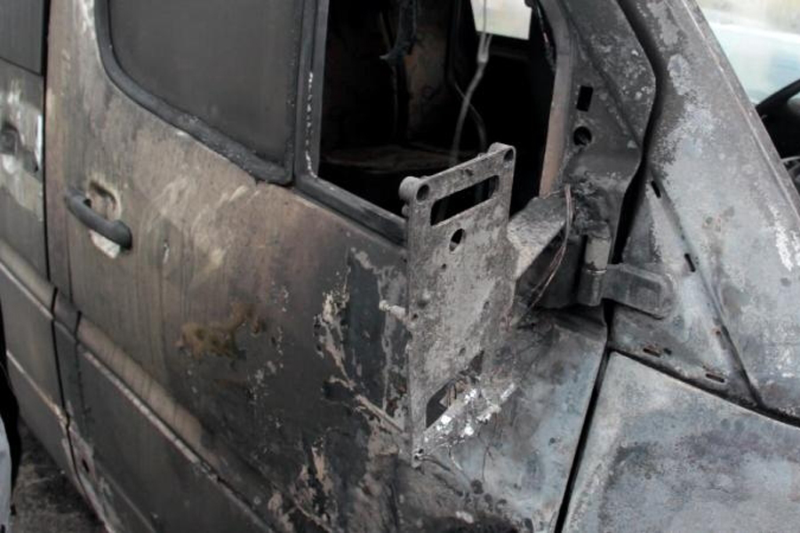 Полиция: микроавтобус в Черняховске могла поджечь 74-летняя соседка владельца (фото)