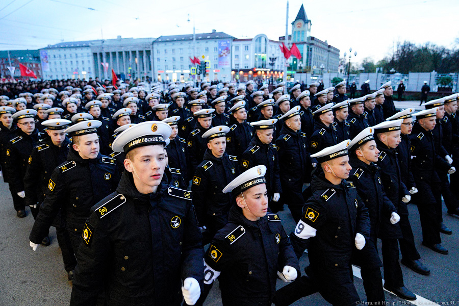 Вечерний марш: в Калининграде прошла репетиция парада Победы (фото)