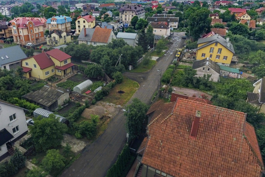 Горвласти разрешили вырубить более 30 деревьев на улице Сурикова в Калининграде