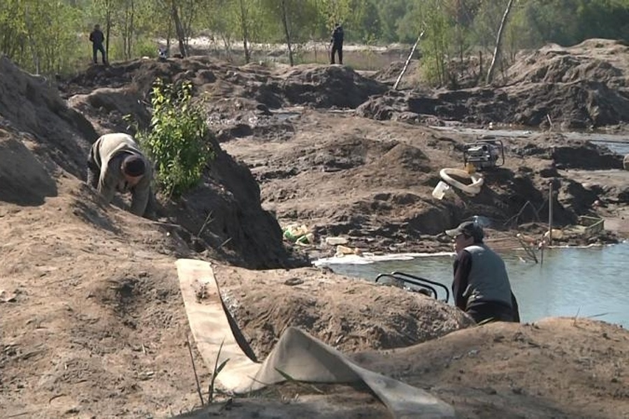 В Зеленоградской районе при засыпке карьеров полиция обнаружила копателей (фото)