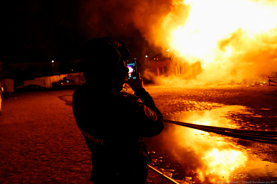 В Черняховске ночью сгорели легковое авто и микроавтобус
