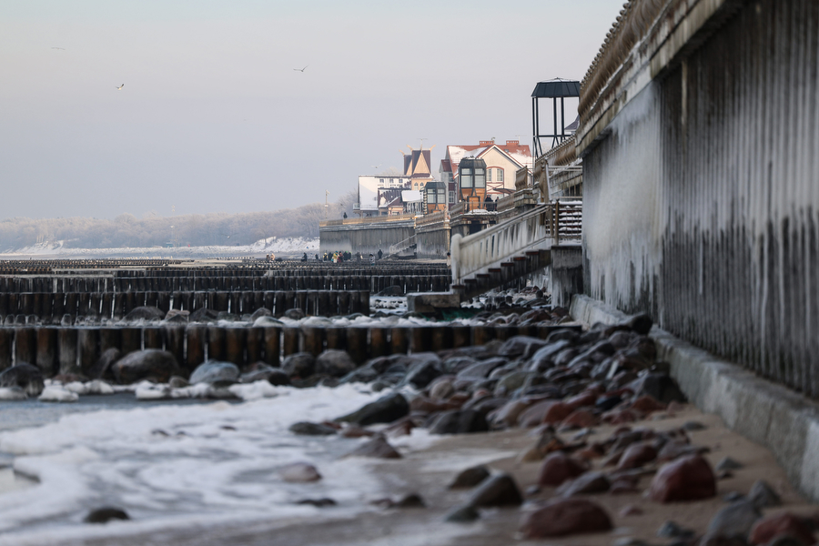 Мороз и море: как стихия украсила променад в Зеленоградске (фото)