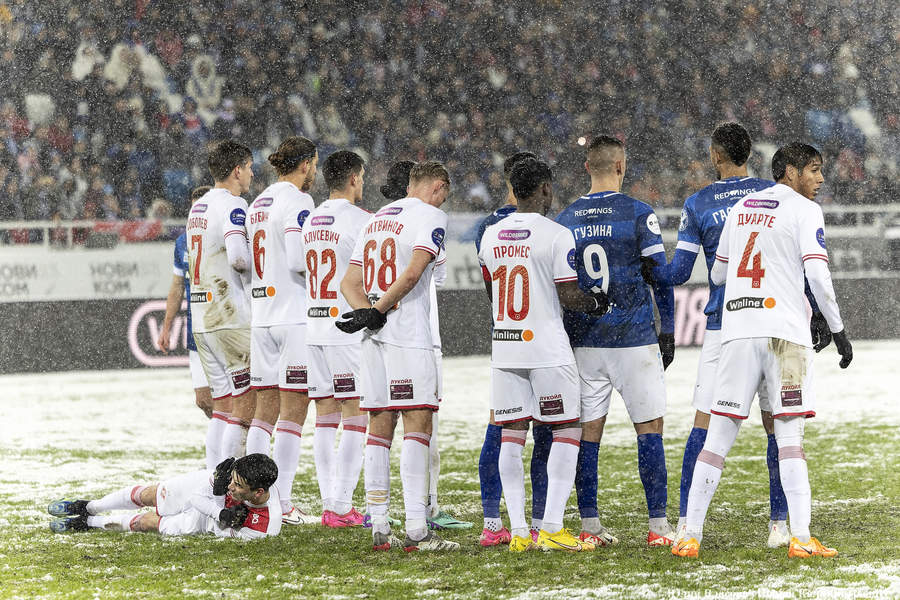 «Не футбол, а регби»: снежный матч «Балтика» — «Спартак» в фотографиях