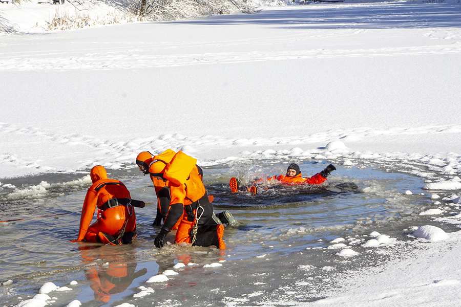 Счёт на секунды: как в МЧС отрабатывают навыки спасения на воде в зимний период (фото) (видео)