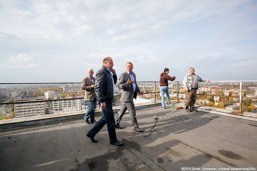 Взгляд с 22 этажа: губернатор и мэр забрались на крышу Дома Советов