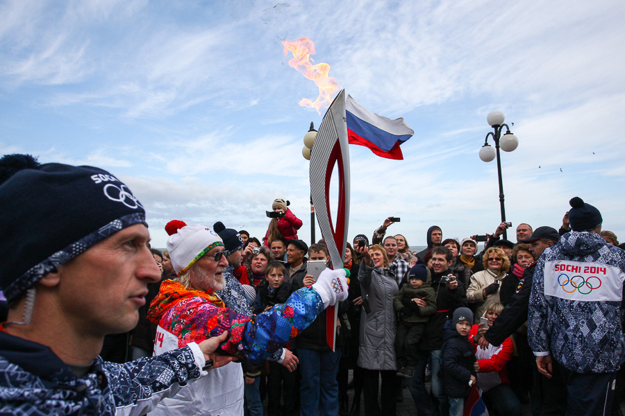 «Огоньку не найдется?»: Светлогорск встретил олимпийскую эстафету