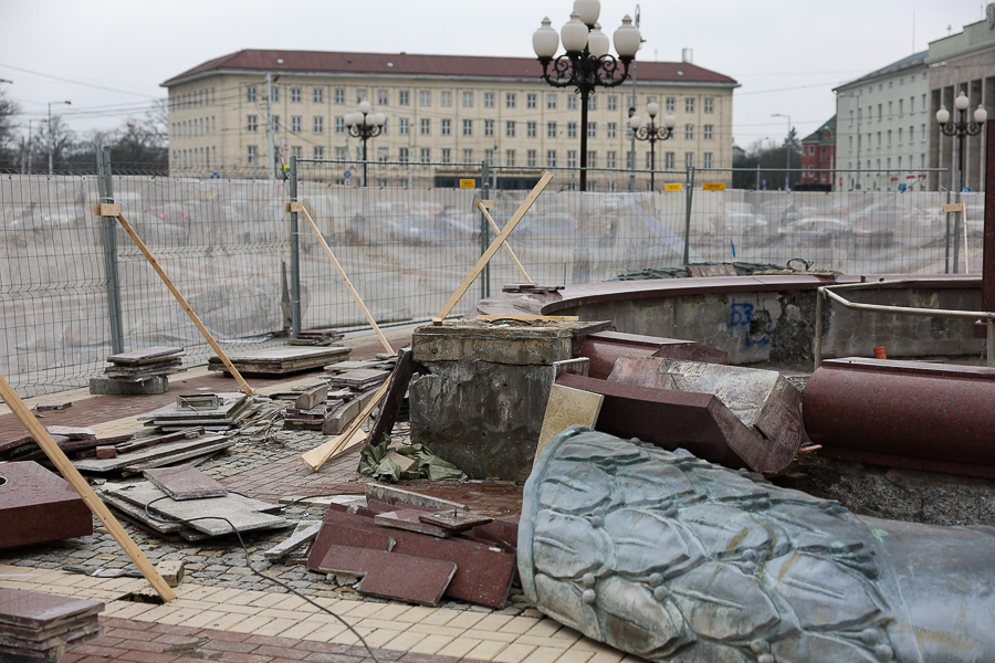 Дотянули до последнего: как выглядит площадь Победы после зимы (фото)