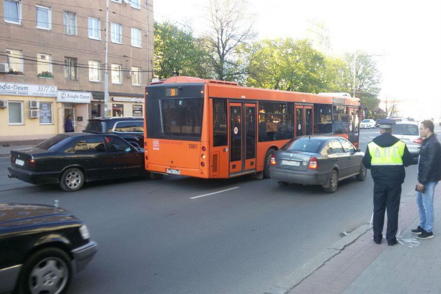 В ДТП на Черняховского пострадала пожилая пассажирка рейсового автобуса