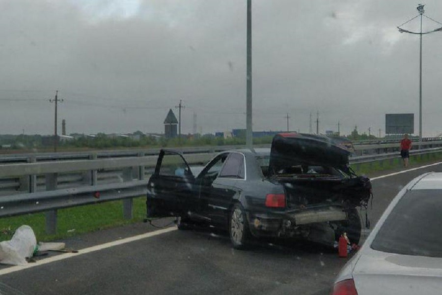 Очевидцы: на зеленоградской трассе машина врезалась в отбойник (фото, видео)