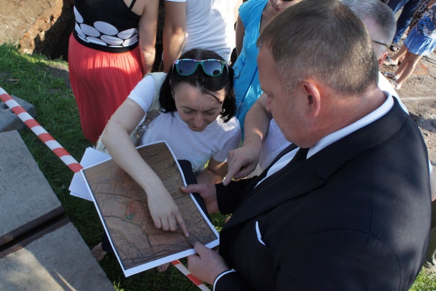 «Врата в преисподнюю»: фоторепортаж с места провала асфальта на Шевченко