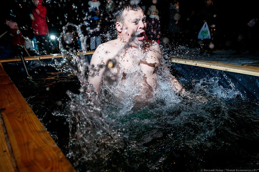 Окунулся, перекрестился: как прошли Крещенские купания в Калининграде (фото)